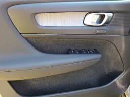 Volvo XC40 Core B5 AWD 2026 — side view