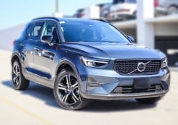 Volvo XC40 Core B5 AWD 2026 — side view
