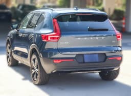Volvo XC40 Core B5 AWD 2026 — side view