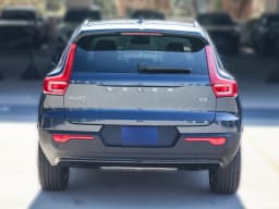 Volvo XC40 Core B5 AWD 2026 — side view