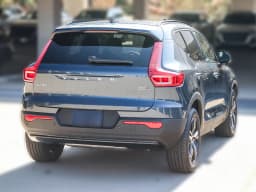 Volvo XC40 Core B5 AWD 2026 — side view