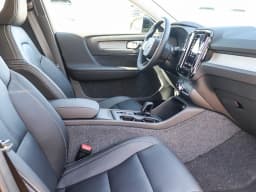Volvo XC40 Core B5 AWD 2026 — side view