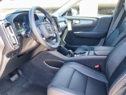 Volvo XC40 Core B5 AWD 2026 — side view