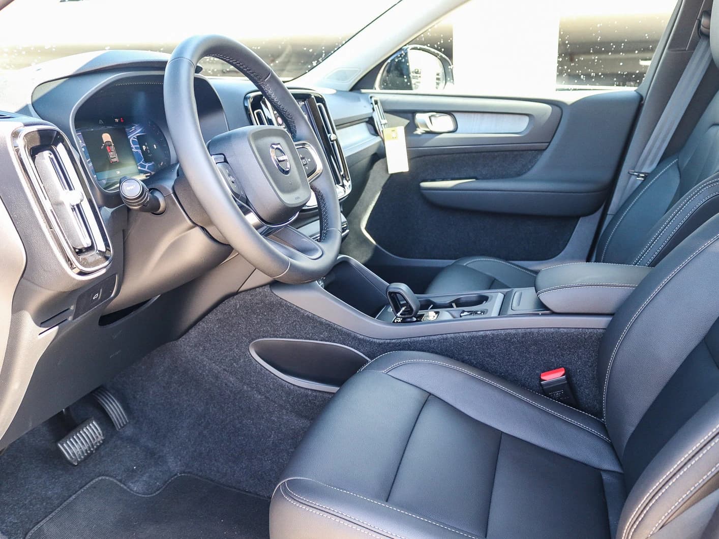 Volvo XC40 Core B5 AWD 2026 — side view
