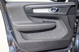 Volvo XC40 Core B5 AWD 2026 — side view