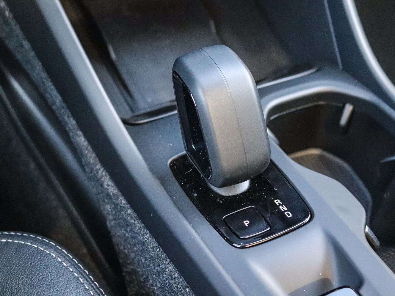 Volvo XC40 Core B5 AWD 2026 — side view