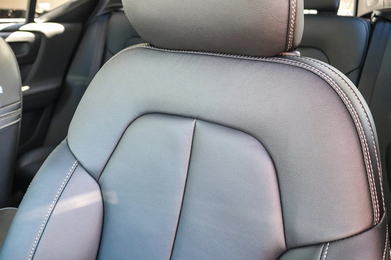 Volvo XC40 Core B5 AWD 2026 — side view