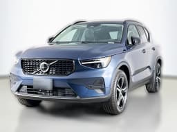 Volvo XC40 Core B5 AWD 2026 — side view
