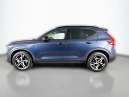Volvo XC40 Core B5 AWD 2026 — side view