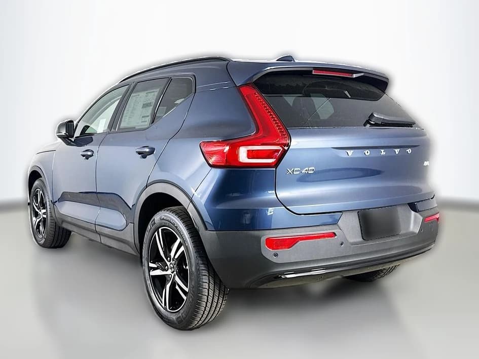 Volvo XC40 Core B5 AWD 2026 — side view
