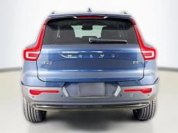 Volvo XC40 Core B5 AWD 2026 — side view