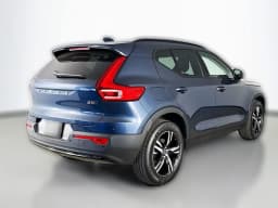 Volvo XC40 Core B5 AWD 2026 — side view