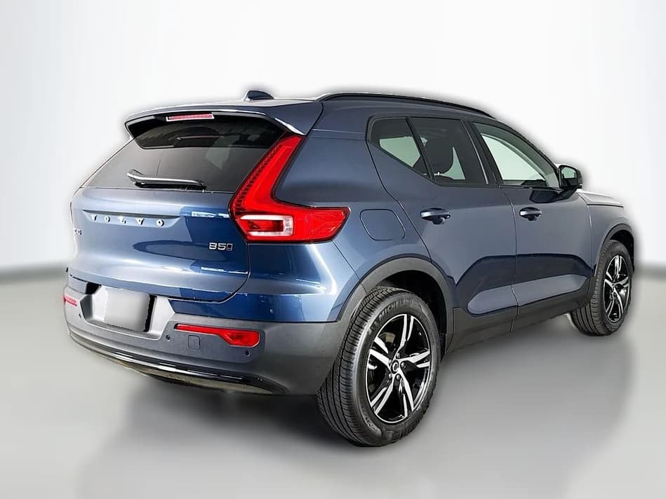 Volvo XC40 Core B5 AWD 2026 — side view