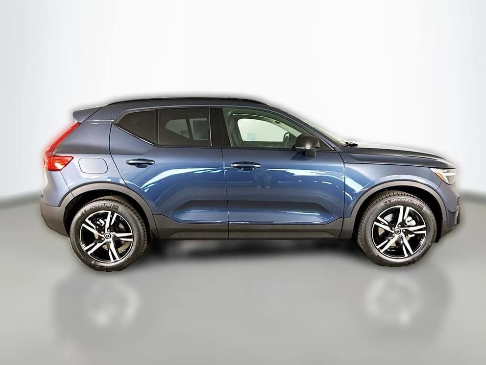 Volvo XC40 Core B5 AWD 2026 — side view