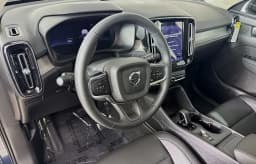 Volvo XC40 Core B5 AWD 2026 — side view