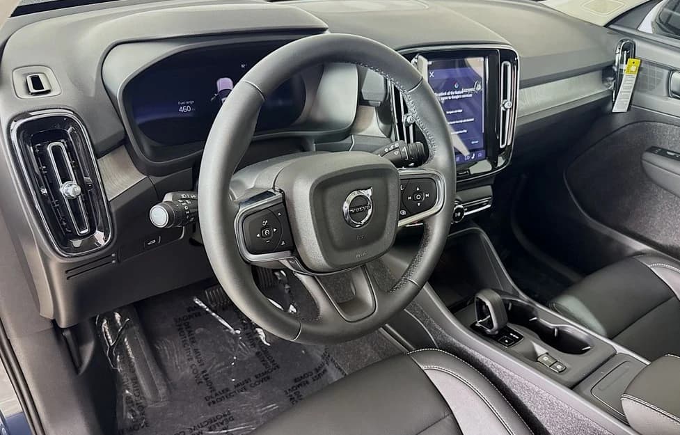 Volvo XC40 Core B5 AWD 2026 — side view