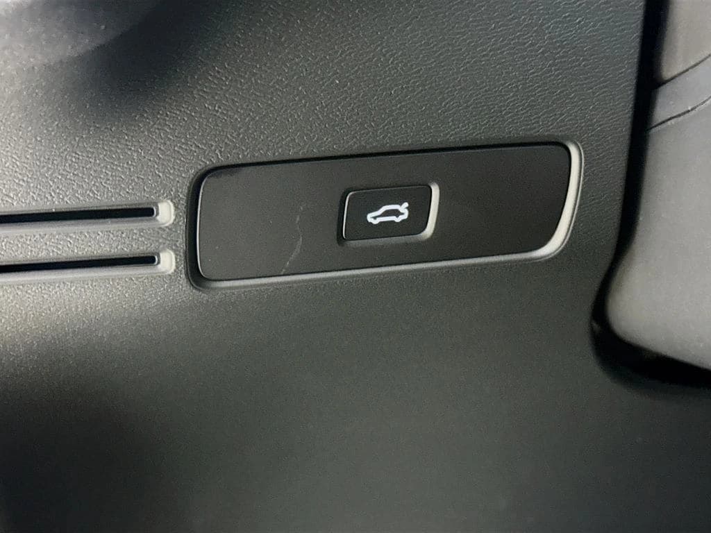 Volvo XC40 Core B5 AWD 2026 — side view