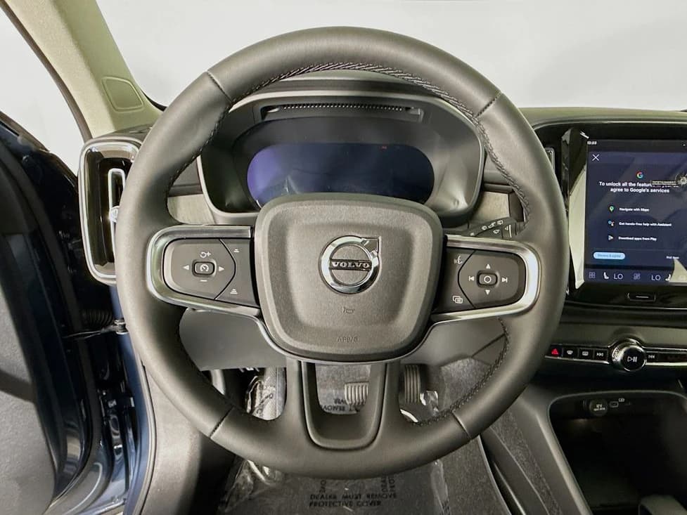 Volvo XC40 Core B5 AWD 2026 — side view