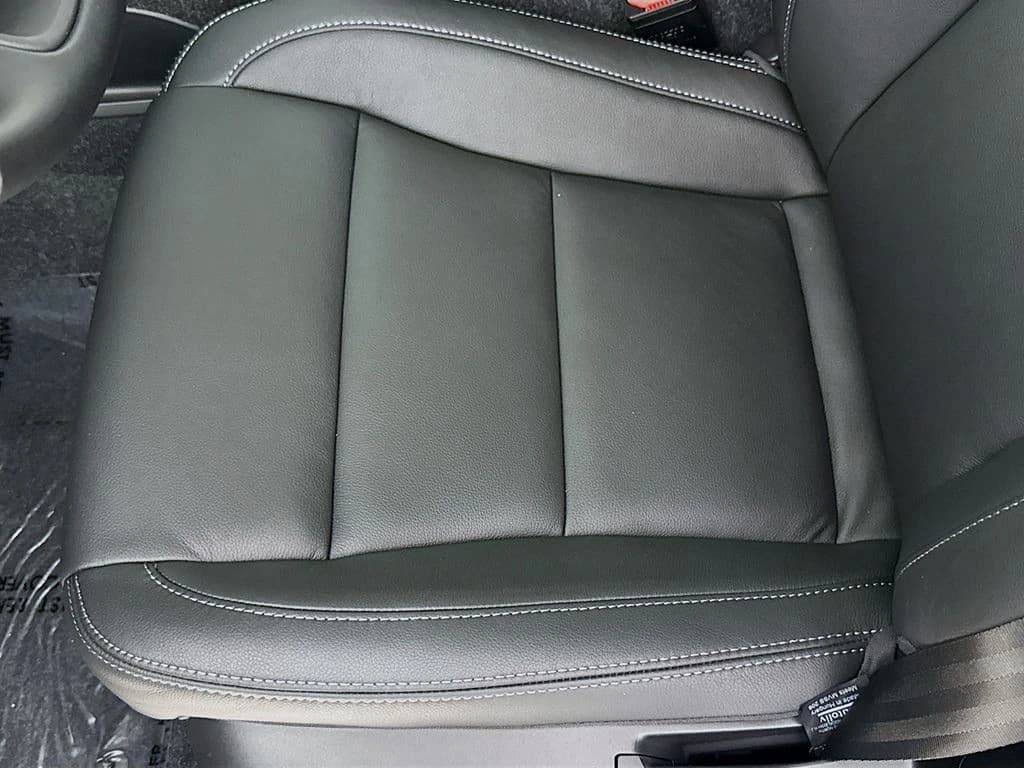 Volvo XC40 Core B5 AWD 2026 — side view