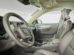 Volvo XC40 Core B5 AWD 2026 — side view