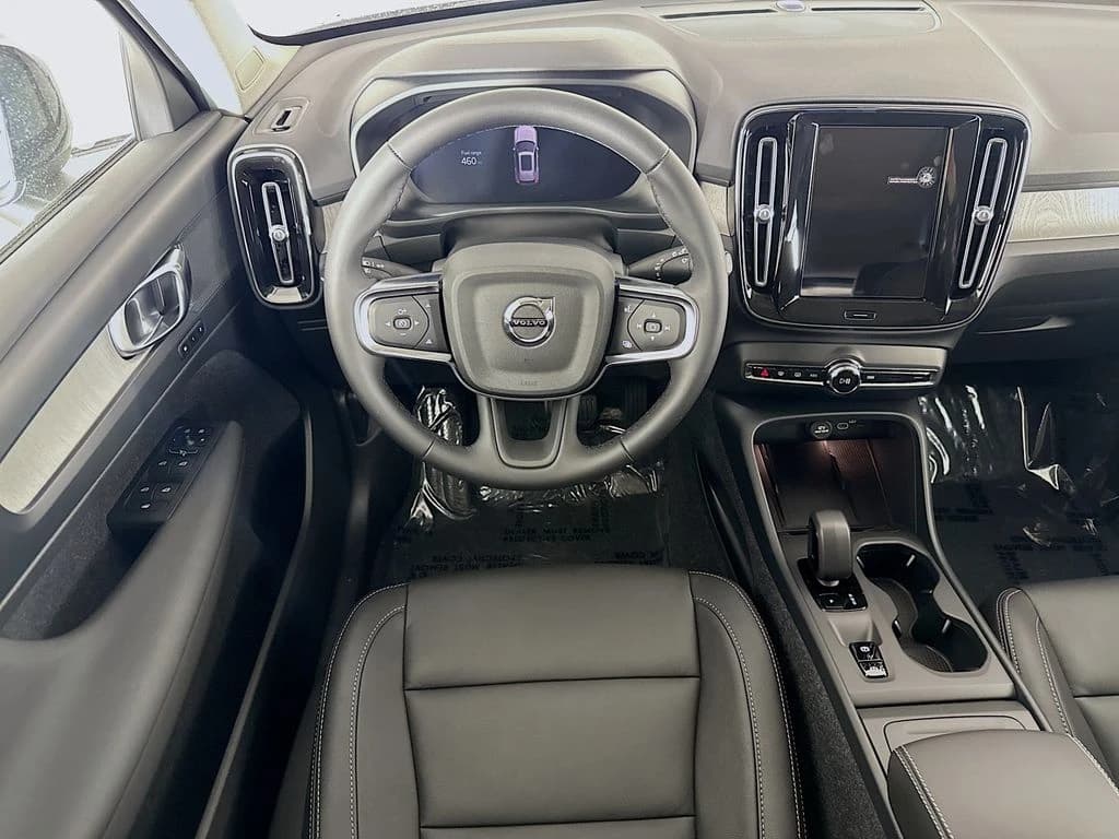 Volvo XC40 Core B5 AWD 2026 — side view