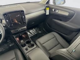 Volvo XC40 Core B5 AWD 2026 — side view