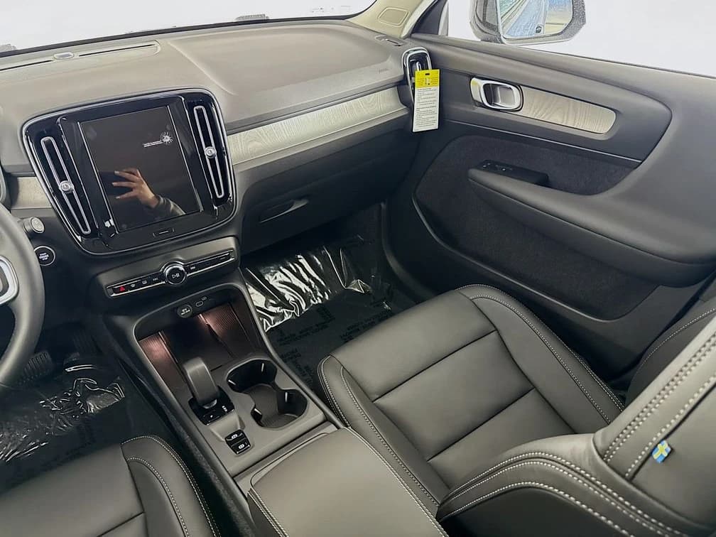 Volvo XC40 Core B5 AWD 2026 — side view