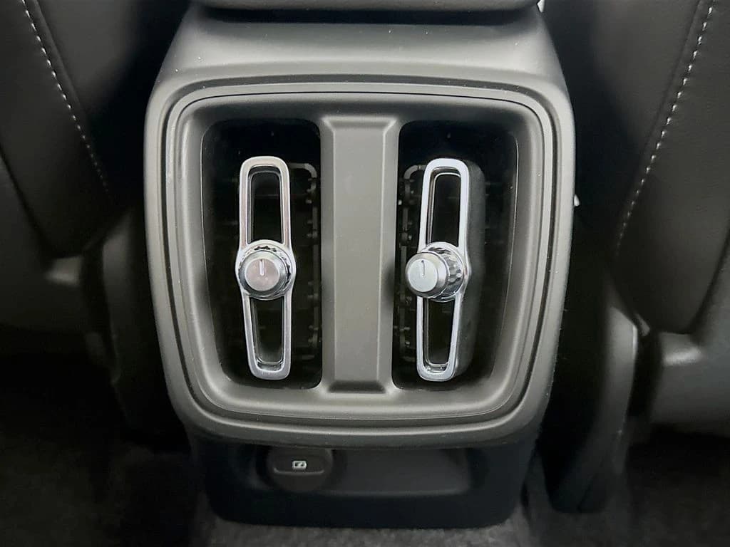 Volvo XC40 Core B5 AWD 2026 — side view