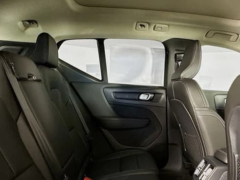 Volvo XC40 Core B5 AWD 2026 — side view