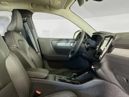 Volvo XC40 Core B5 AWD 2026 — side view