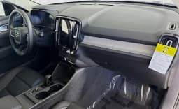 Volvo XC40 Core B5 AWD 2026 — side view