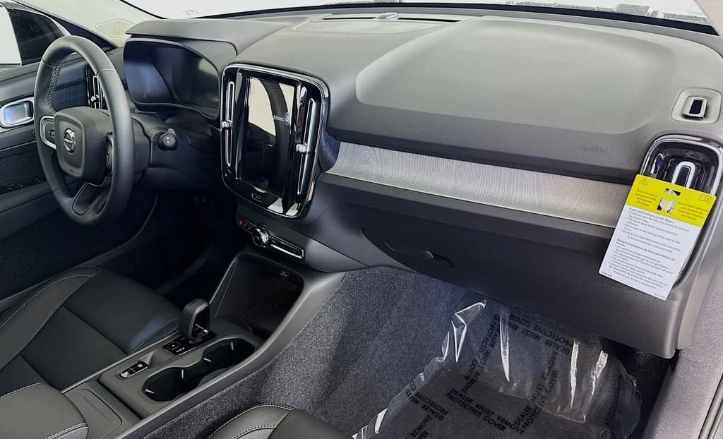 Volvo XC40 Core B5 AWD 2026 — side view