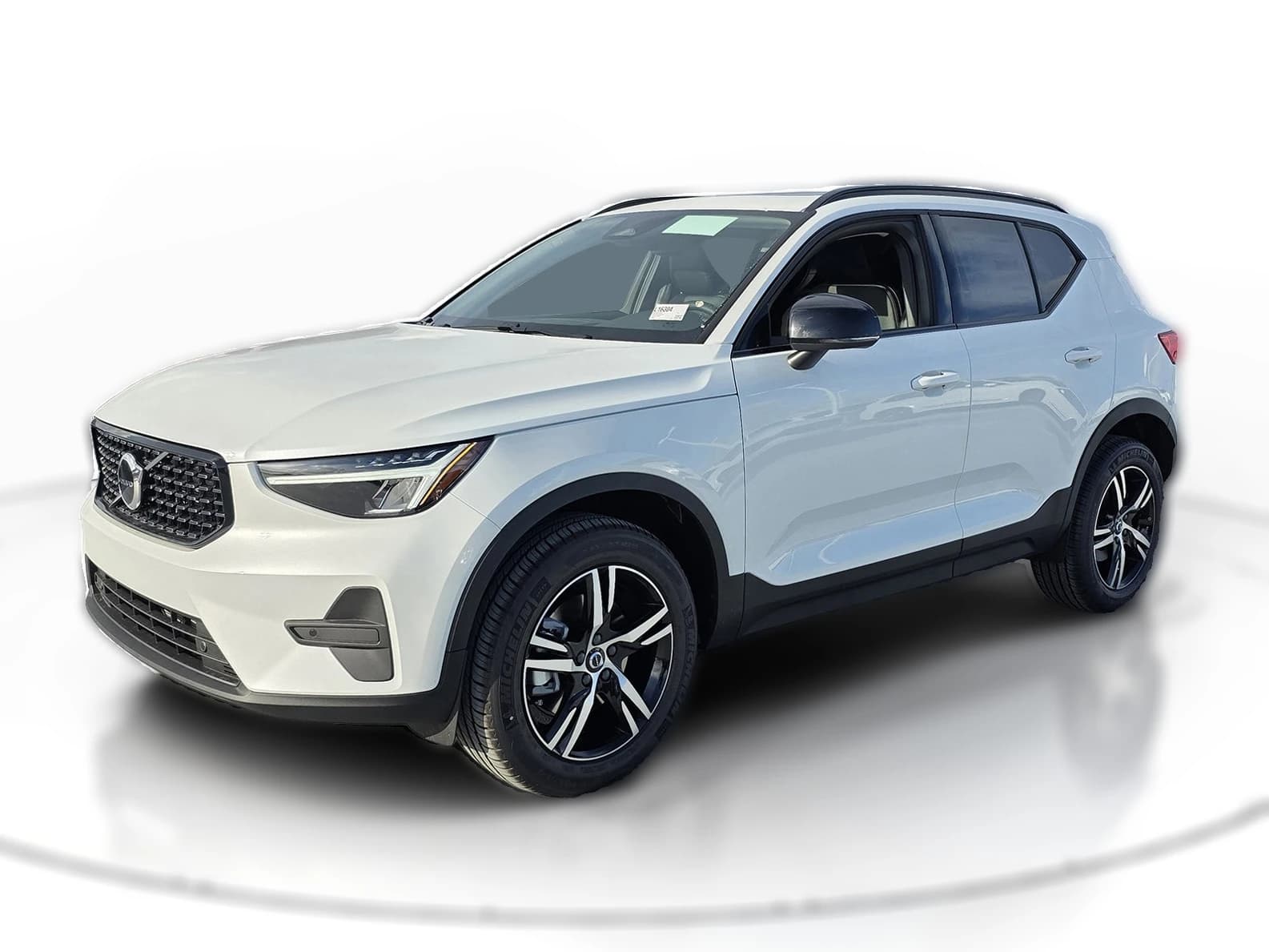 Volvo XC40 Core B5 AWD 2026 — side view