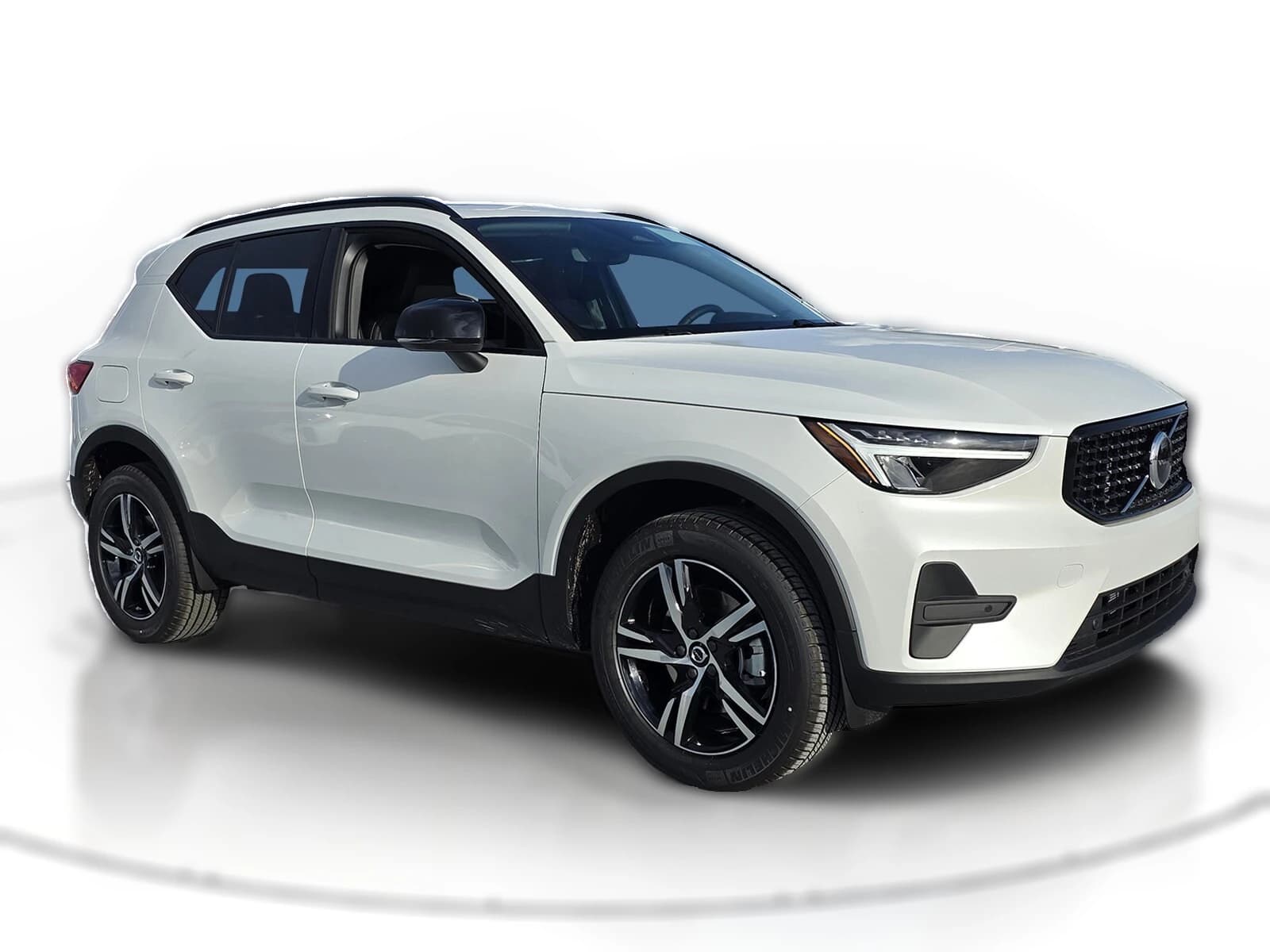 Volvo XC40 Core B5 AWD 2026 — side view