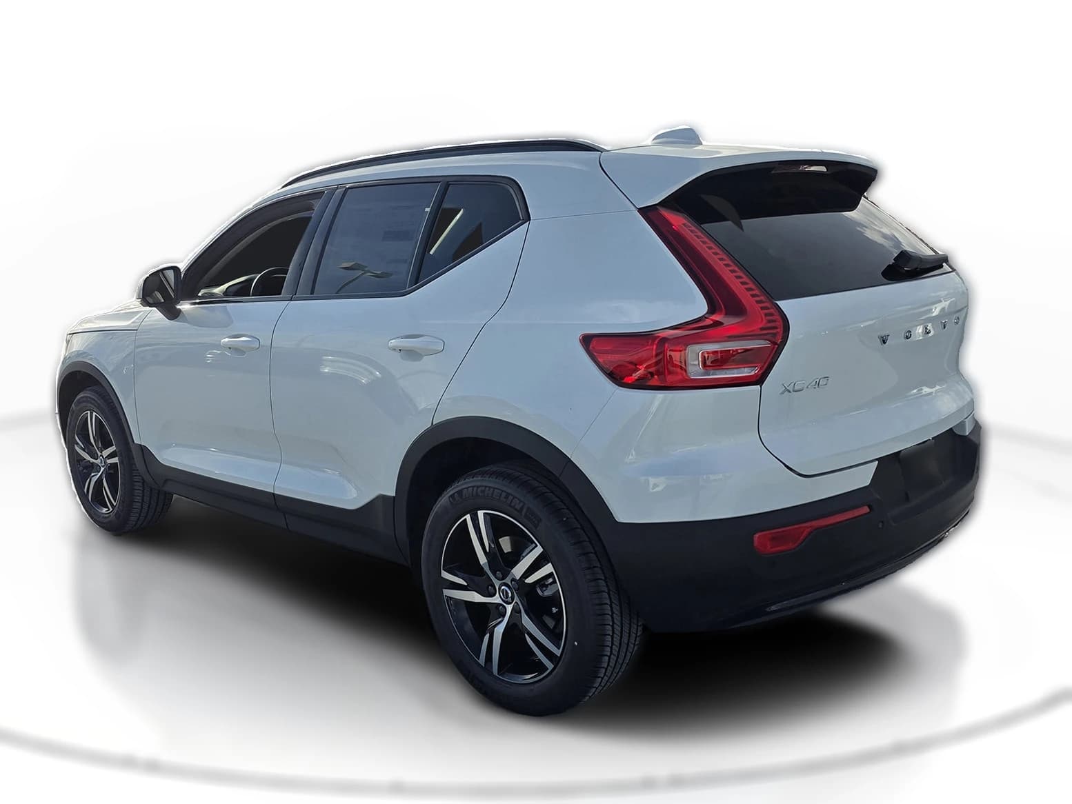 Volvo XC40 Core B5 AWD 2026 — side view