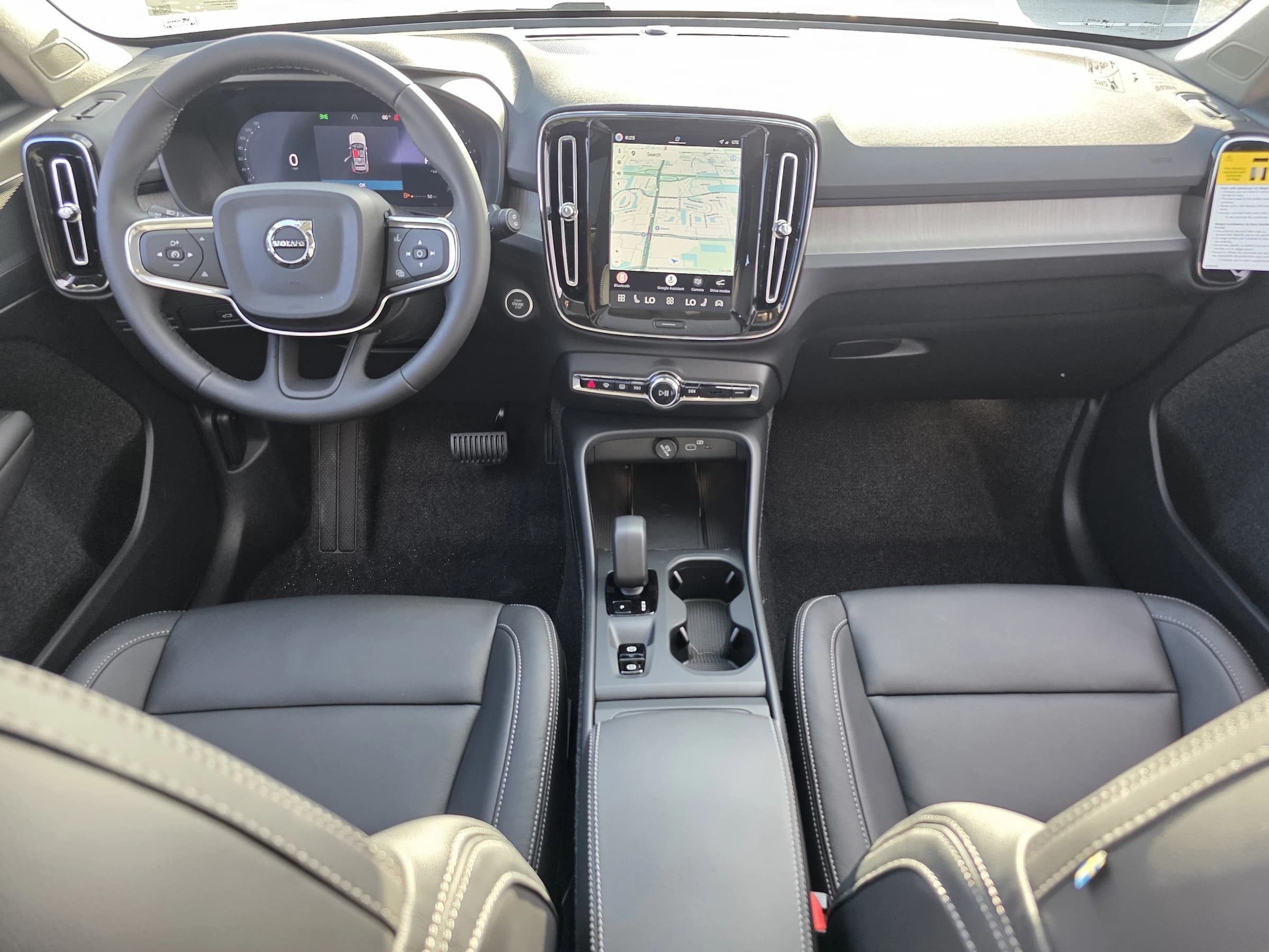 Volvo XC40 Core B5 AWD 2026 — side view