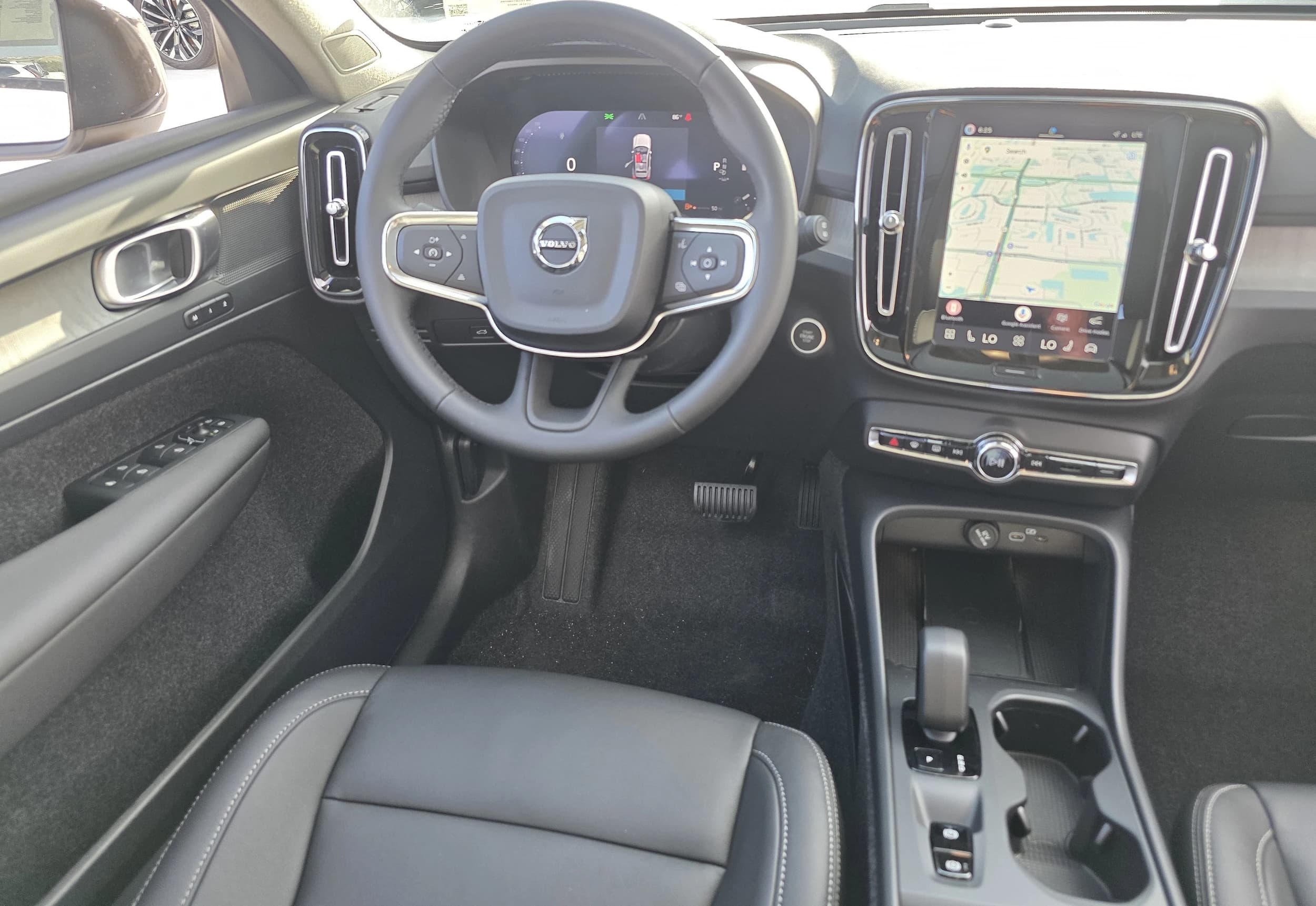 Volvo XC40 Core B5 AWD 2026 — side view