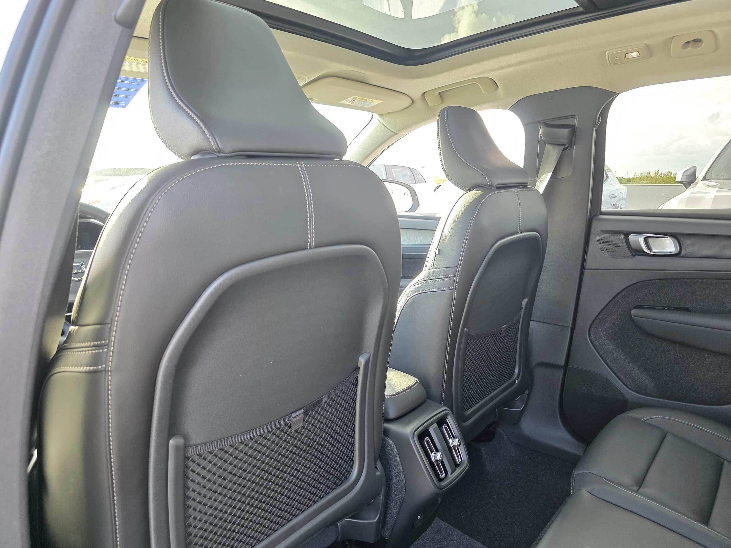 Volvo XC40 Core B5 AWD 2026 — side view