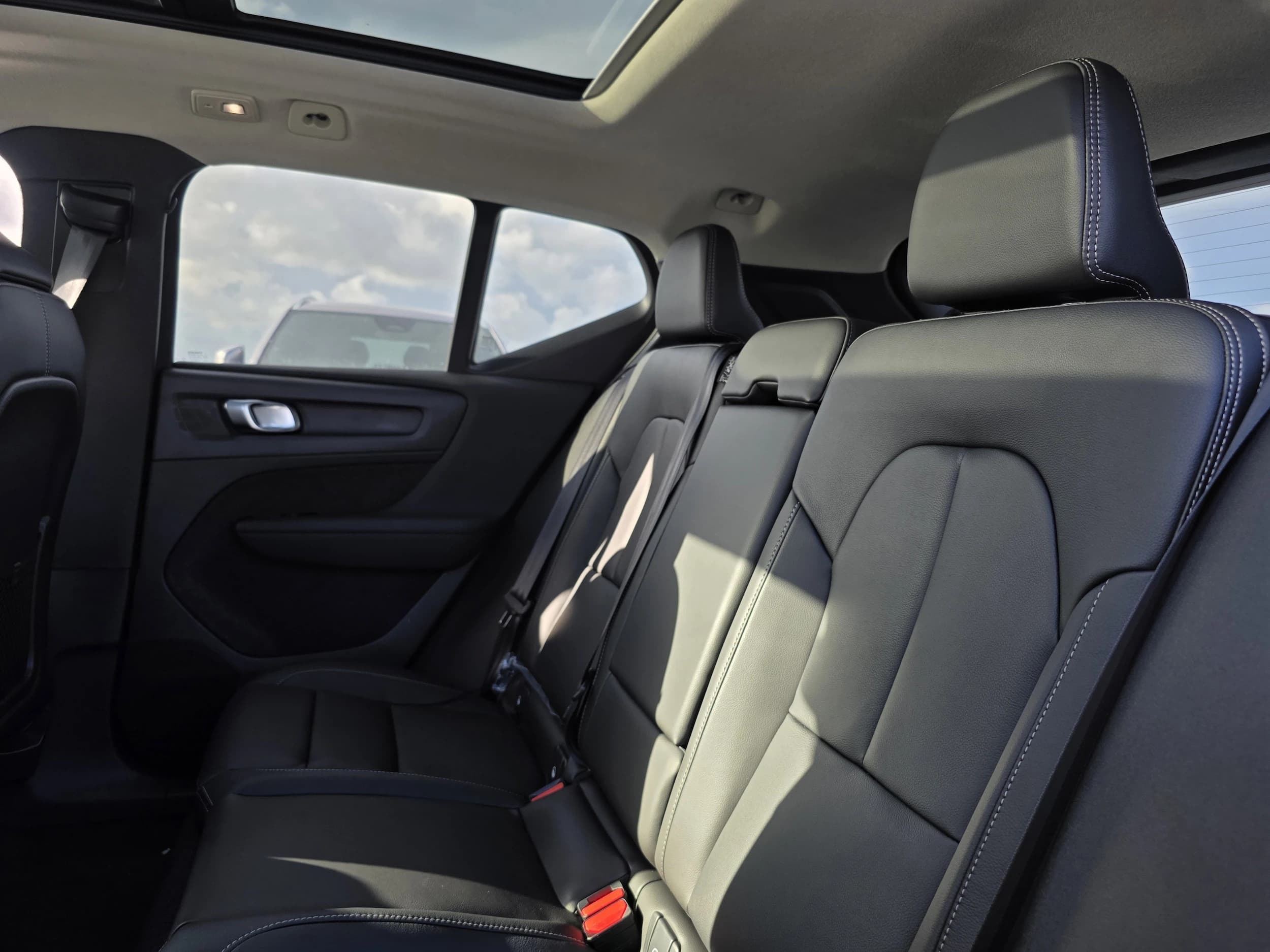 Volvo XC40 Core B5 AWD 2026 — side view