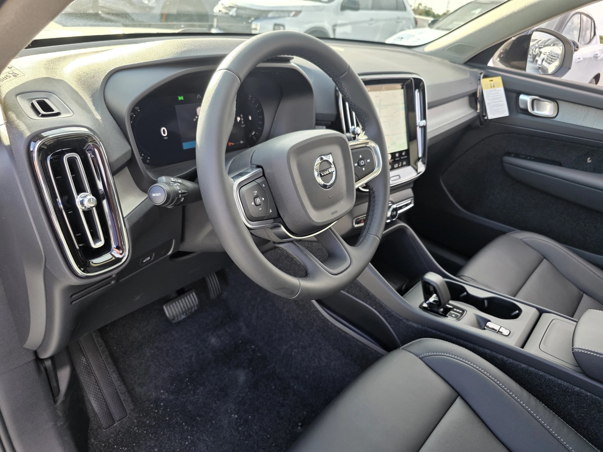 Volvo XC40 Core B5 AWD 2026 — side view