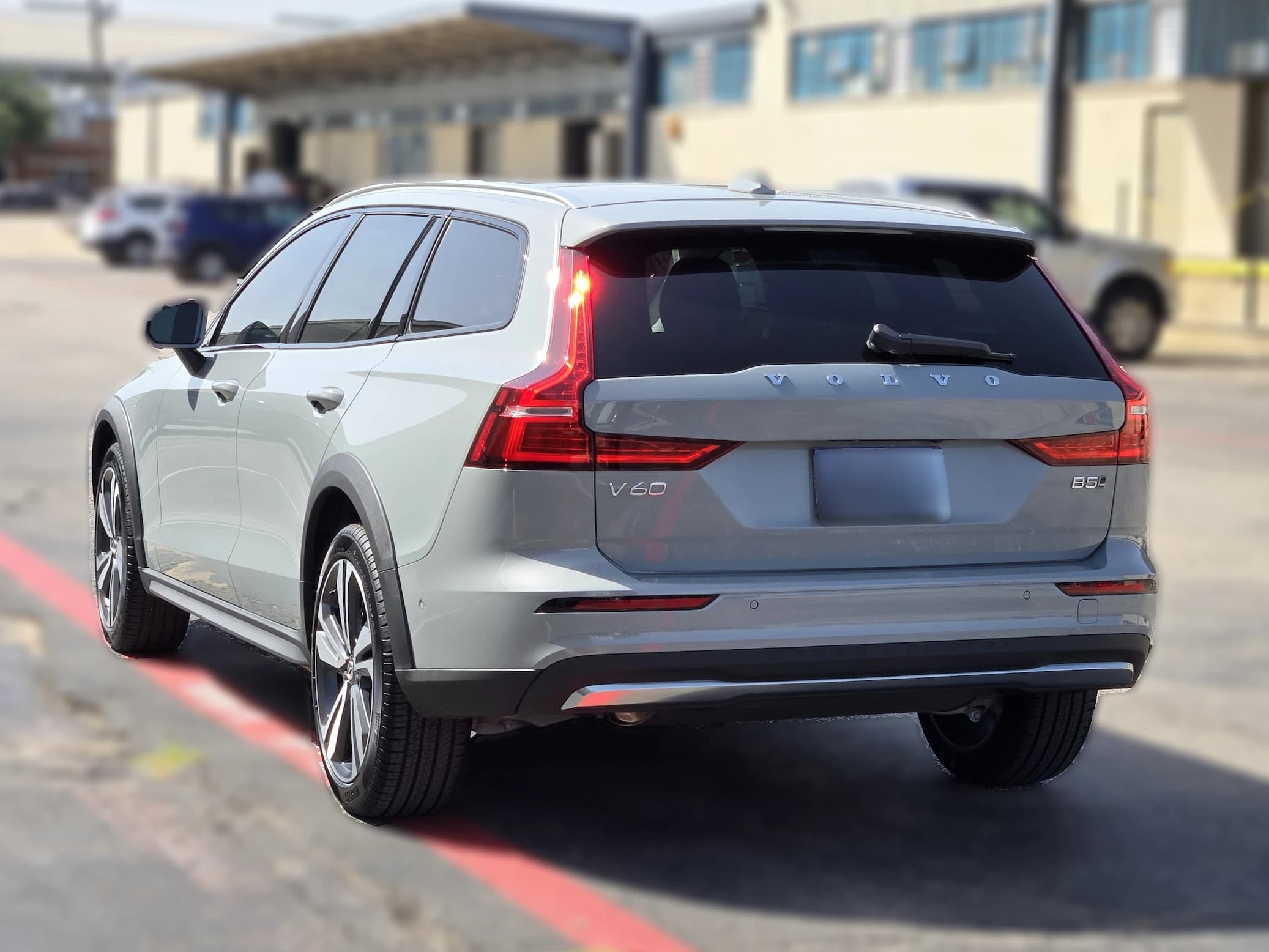 Volvo V60 Cross Country Plus B5 AWD 2026 — side view