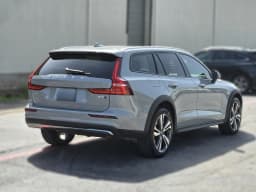 Volvo V60 Cross Country Plus B5 AWD 2026 — side view