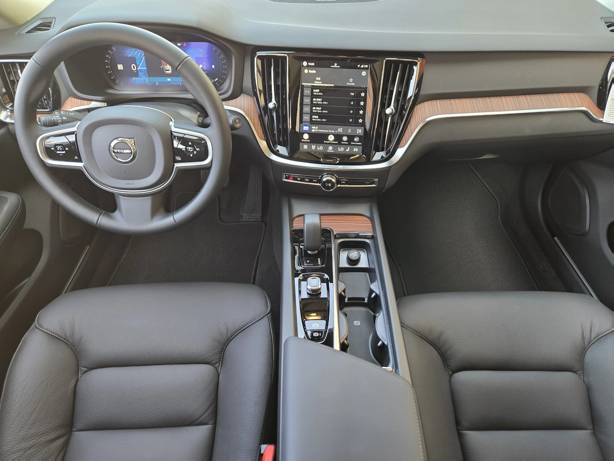 Volvo V60 Cross Country Plus B5 AWD 2026 — side view
