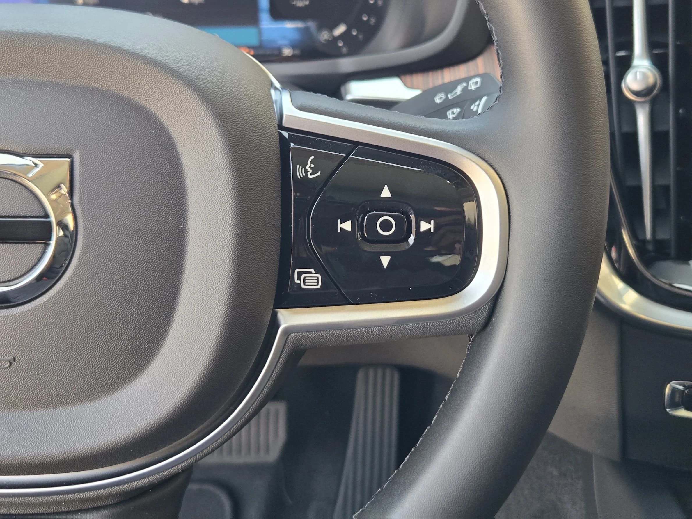 Volvo V60 Cross Country Plus B5 AWD 2026 — side view