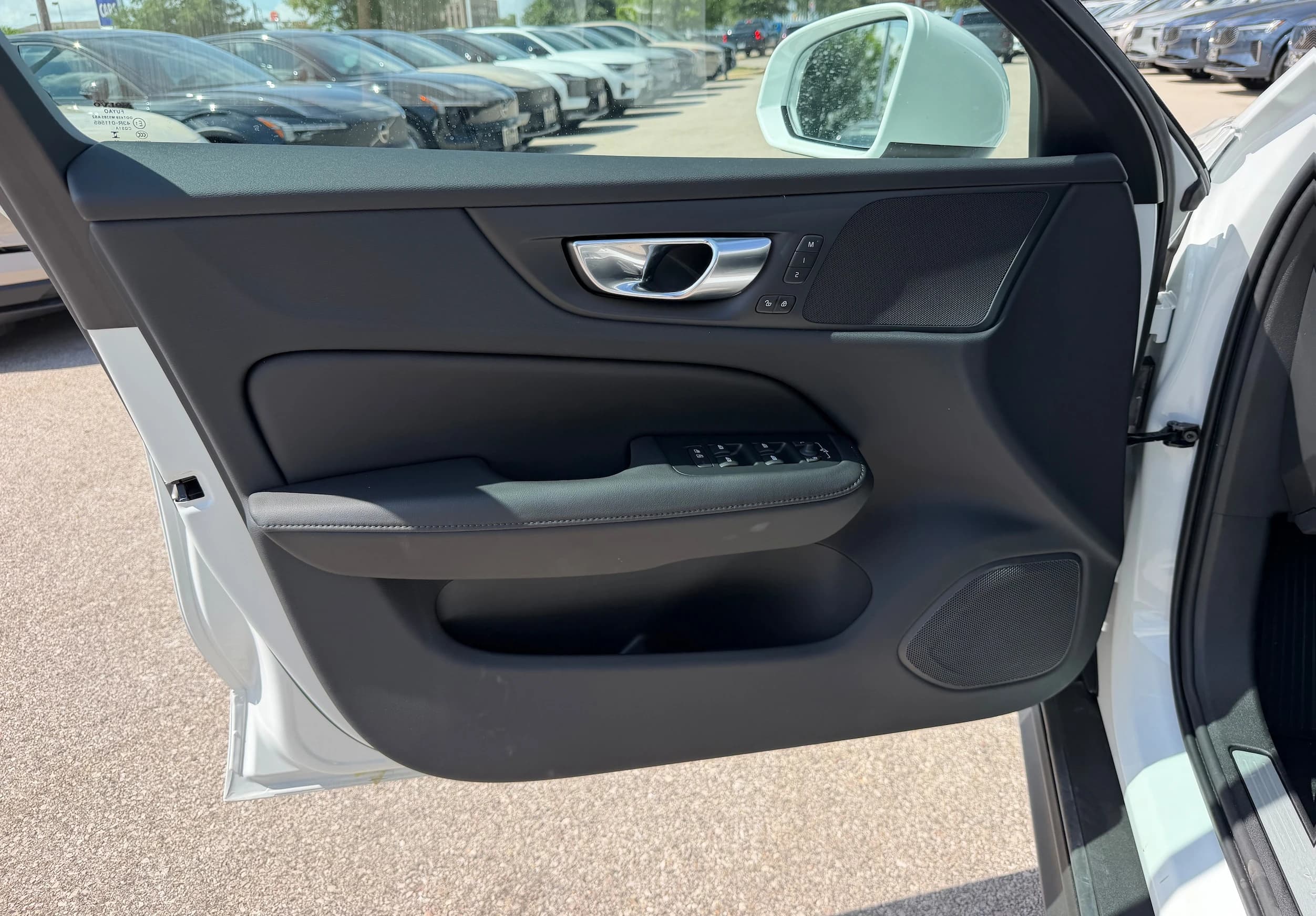 Volvo V60 Cross Country Plus B5 AWD 2026 — side view