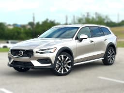 Volvo V60 Cross Country Ultra B5 AWD 2026 — side view
