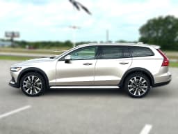 Volvo V60 Cross Country Ultra B5 AWD 2026 — side view