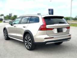 Volvo V60 Cross Country Ultra B5 AWD 2026 — side view