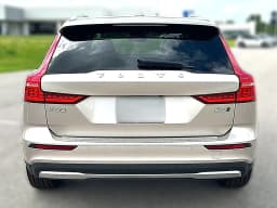 Volvo V60 Cross Country Ultra B5 AWD 2026 — side view