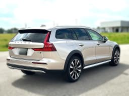 Volvo V60 Cross Country Ultra B5 AWD 2026 — side view